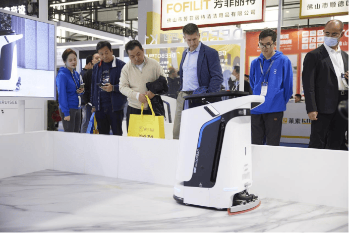 科沃斯携商用清洁机器人新品DEEBOT PRO K1 VAC重磅亮相2024 CCE清洁展！(图3)